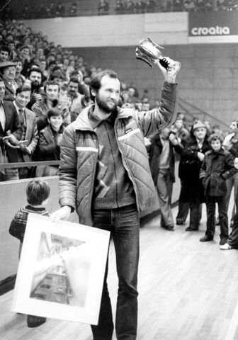 Slika za najboljega: Kao najbolji igrač malonogometnog turnira u Karlovcu 1983. dobio je pehar i sliku Slika za najboljega: Kao najbolji igrač malonogometnog turnira u Karlovcu 1983. dobio je pehar i sliku
