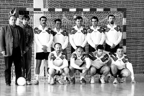 Novinarska momčad 1997. Stoje slijeva na desno: izbornik Tomislav Židak, Tomislav Dasović, Darko Tironi, Ivica Blažičko, Boris Ćosić, Bojan Vimek. Donji red: Antun Samovojska, Ratko Ličina, Dražen Krušelj i Davorin Oli Novinarska momčad 1997. Stoje slijeva na desno: izbornik Tomislav Židak, Tomislav Dasović, Darko Tironi, Ivica Blažičko, Boris Ćosić, Bojan Vimek. Donji red: Antun Samovojska, Ratko Ličina, Dražen Krušelj i Davorin Oli