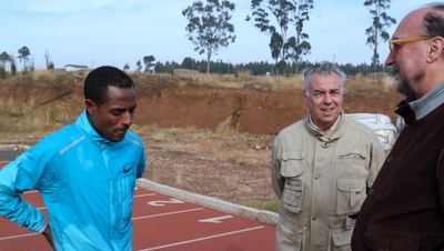 (s lijeva) Kenenisa Bekele, Emanuel Fantaneanu, član IO AIPS, Gianni Merlo, predsjednik AIPS-a